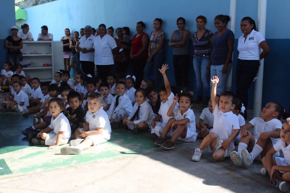 Entrega de uniformes en jardín de niños “DIF Las Águilas” –   de Villa de Álvarez – Noticias 2021-2024